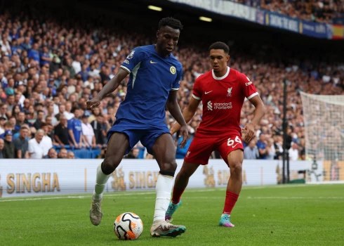 "Chelsea" un "Liverpool" futbolisti sezonas ievadā cīnās neizšķirti