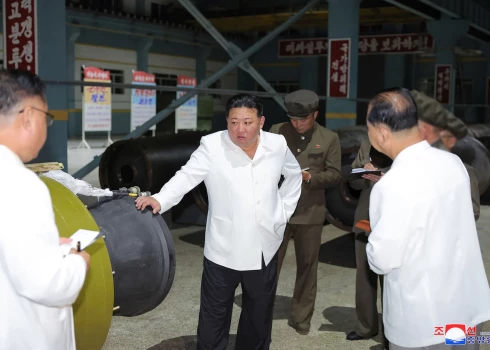 Ziemeļkorejas līderis aicina palielināt raķešu ražošanu