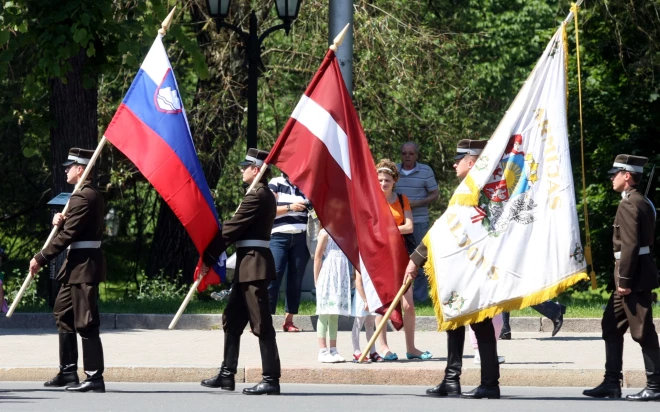 2010. gads jūnijs: karavīri ar Slovēnijas un Latvijas un Štāba bataljona karogiem pirms abu valstu prezidentu ziedu nolikšanas ceremonijas pie Brīvības pieminekļa. 