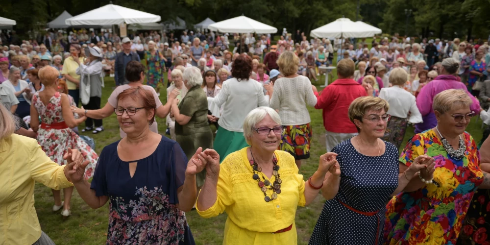 FOTO: vecākā paaudze lustīgi aizvada sesto festivālu “Zelta ritmi”