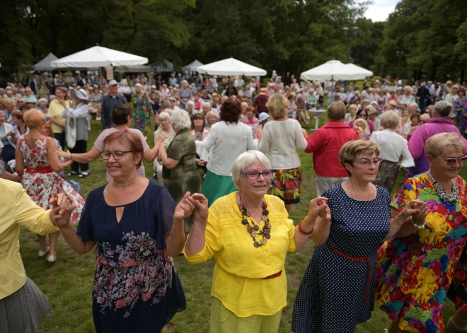 FOTO: vecākā paaudze lustīgi aizvada sesto festivālu “Zelta ritmi”