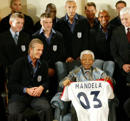 Nelsons Mandela ar Deividu Bekhemu un Anglijas futbola izlasi 2003. gada maijā.