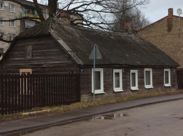 Pirms teju pusgadsimta Slokā būvēta guļbaļķu māja neveiklas komunikācijas dēļ pieskaitīta sakrālām celtnēm.