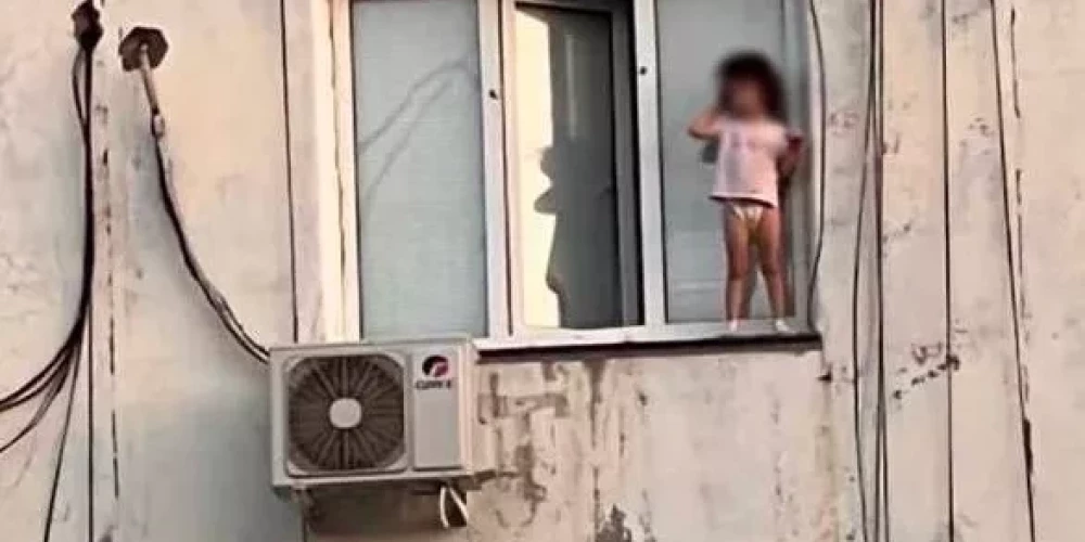 Малышка ходила по карнизу.