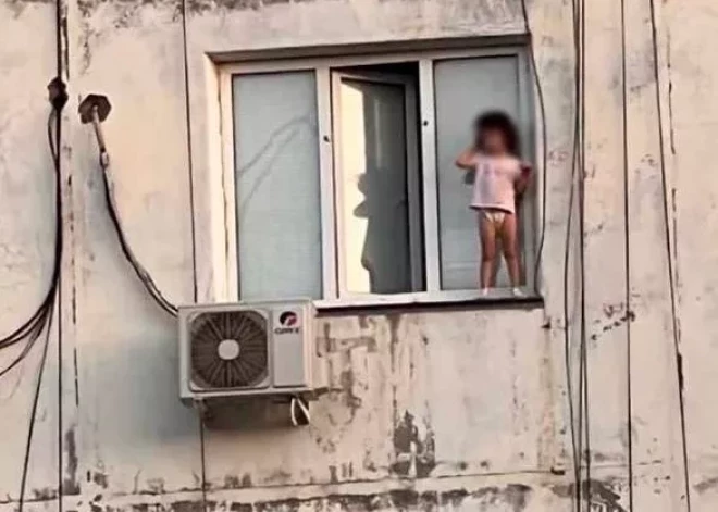 Видео не для слабонервных: маленькая девочка вылезла из окна на 9-м этаже и стала ходить по карнизу