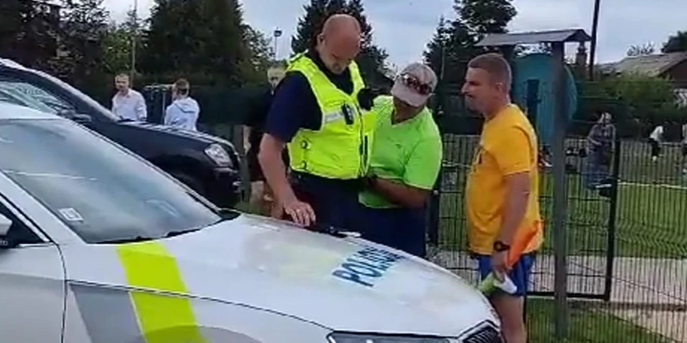 Policisti futbola tiesnešiem veic  alkohola testu un konstatē tā klātesamību.