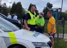 Policisti futbola tiesnešiem veic  alkohola testu un konstatē tā klātesamību.