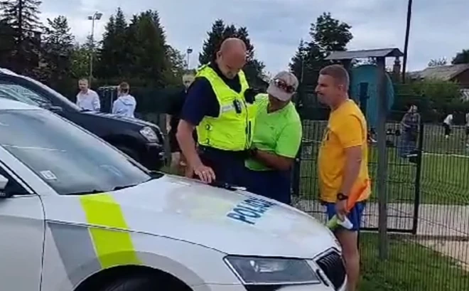 Policisti futbola tiesnešiem veic  alkohola testu un konstatē tā klātesamību.