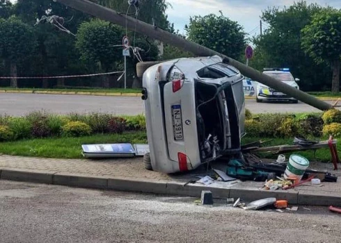 ВИДЕО: водитель BMW в Дундаге протаранил автобусную остановку и исчез