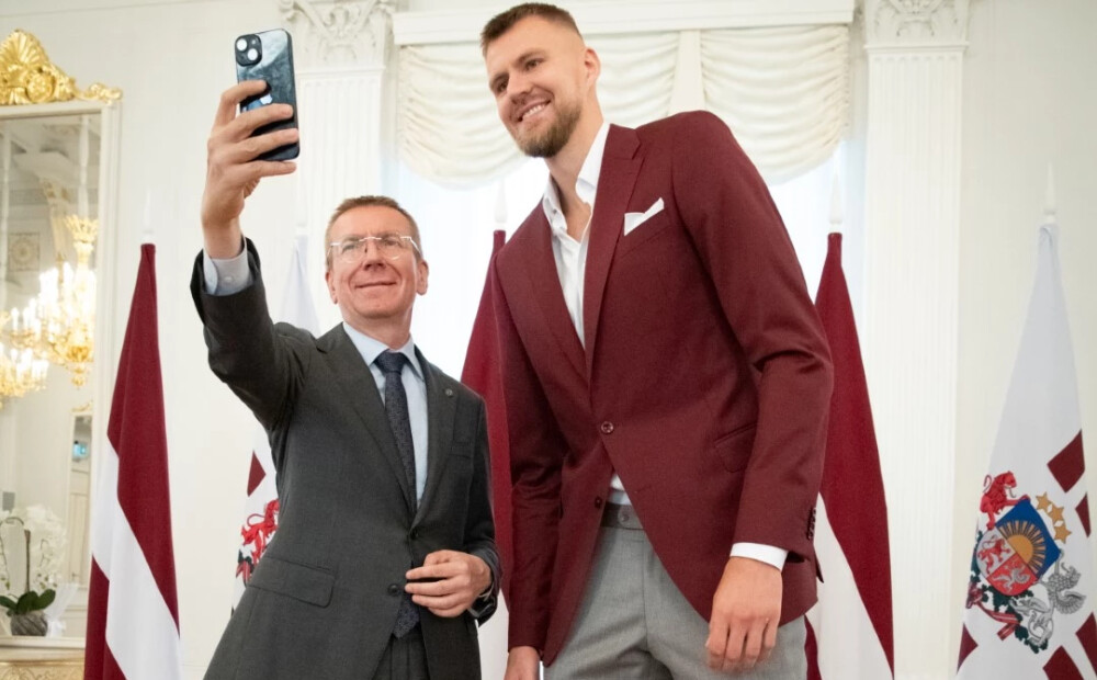 VIDEO & FOTO: Rinkēvičs tiekas ar Latvijas vīriešu basketbola izlasi un novēl veiksmi