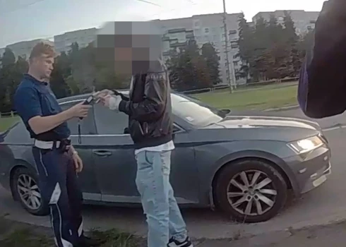 Полицейские остановили пьяного водителя, а затем последовал сюрприз – за ним приехал друг, который тоже был нетрезв
