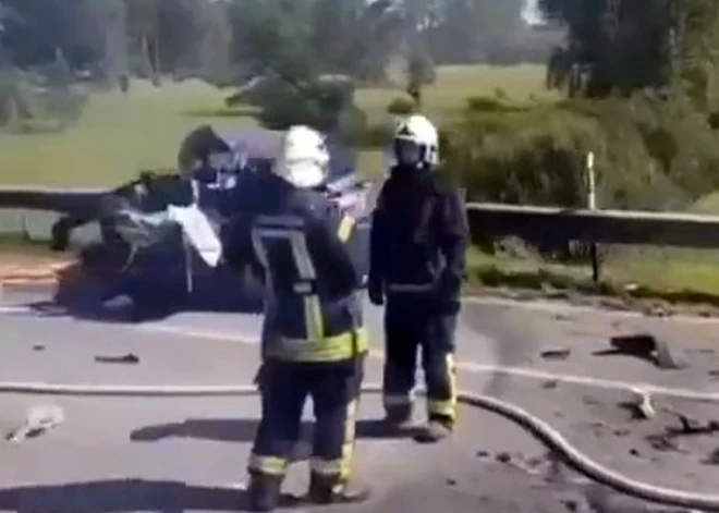 ВИДЕО: в серьезной аварии между Иецавой и Кекавой фургон протаранил легковушку