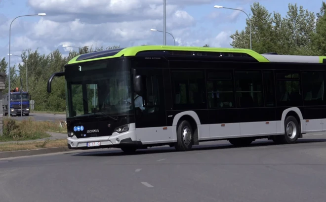 Autobusā ir 29 sēdvietas, 41 stāvvieta, kā arī speciāla vieta ratiņkrēslam cilvēkiem ar īpašām vajadzībām.