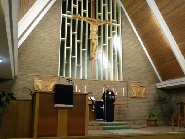 Ārpuslatvijas latviešu luterāņu arhibīskaps Elmārs Ernsts Rozītis kalpo Kanberas latviešu luterāņu Lielās Piektdienas dievkalpojumā 2014. gadā.