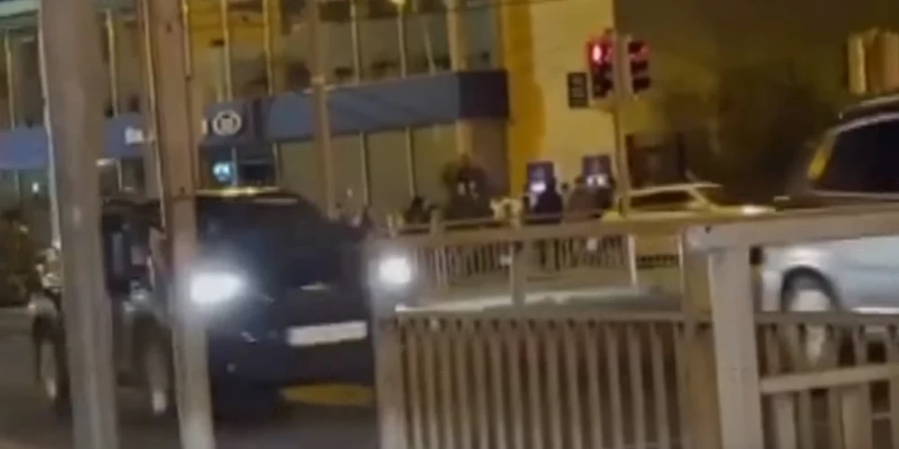 Rindas pie bankomātiem iemūžinātas un video izvietoti sociālajos tīklos. Drīz vien publiski parādījās arī brīdinājumi, ka šādi iegūti finansiālie līdzekļi pavisam noteikti būšot jāatgriež.