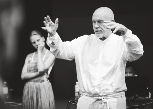 FOTO: Džona Malkoviča vadībā Dailes teātrī top izrāde "Leopoldštate"