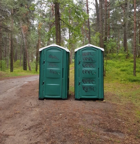 Ādažu novada dome bargi ar pirkstu pakratījusi neatzīto mākslinieku virzienā, kuri apzīmējuši publiskās tualetes Carnikavas pludmales promenādē.