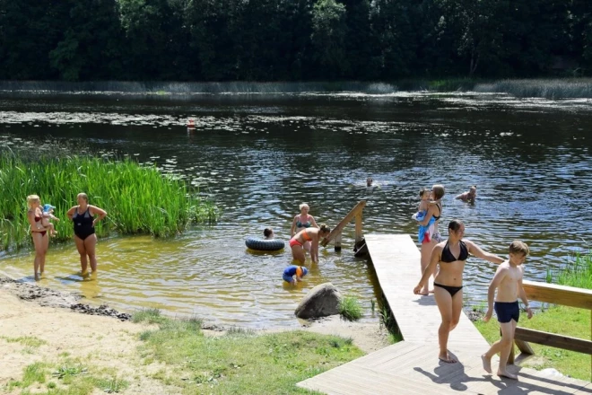 Nesen aicināja nebaudīt ūdenspriekus pie Ventas rumbas, jo tur netīrs ūdens. Izrādās daļa kuldīdznieku kanalizāciju iemanījušies pārvērst par “lietus ūdeni”.