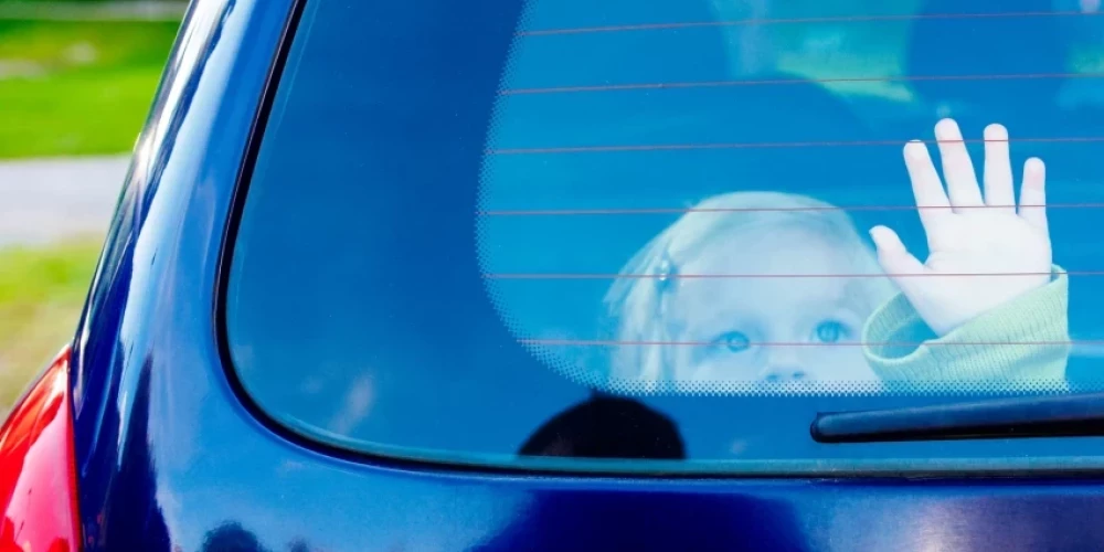 Ventspils pusē sieviete trīs gadus veco meitu lielā karstumā atstāj slēgtā automašīnā, kamēr pati aiziet lasīt sēnes