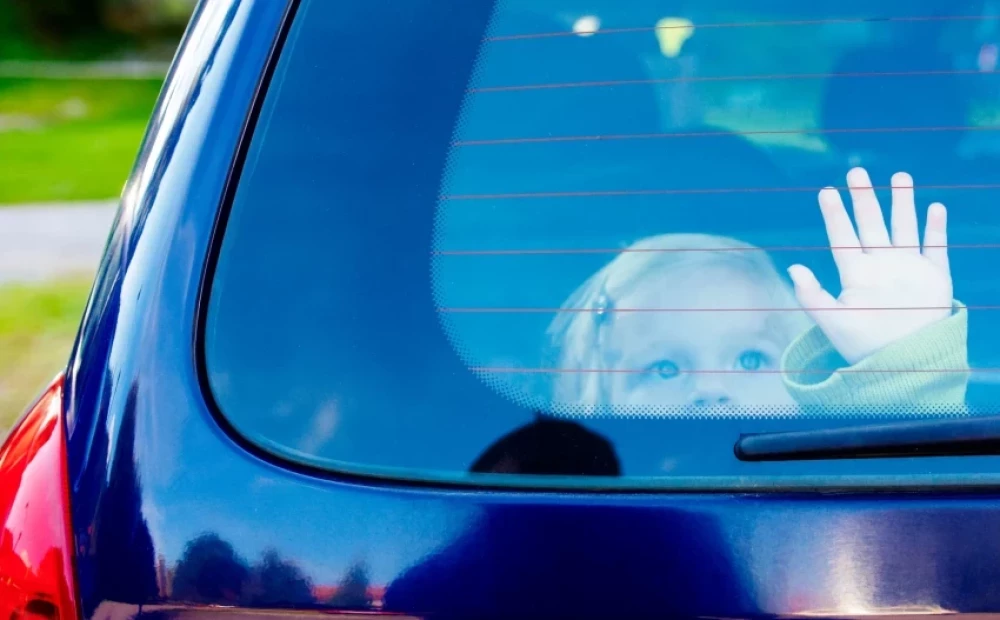 På Ventspils-siden forlater en kvinne sin tre år gamle datter i en lukket bil i varmen mens hun selv går og plukker sopp.