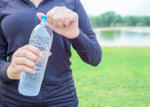 Mēs esam pieraduši pie plastmasas iepakojumiem, bet tās mikrodaļiņas nemanāmi nogulsnējas organismā.