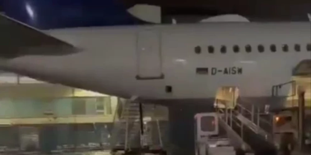 Applūdusi viena no galvenajām Eiropas lidostām (ekrānuzņēmums no "Twitter")