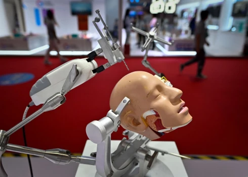 VIDEO & FOTO: gudri, izpalīdzīgi un mīļi – Pekinā sākusies Pasaules robotu konference