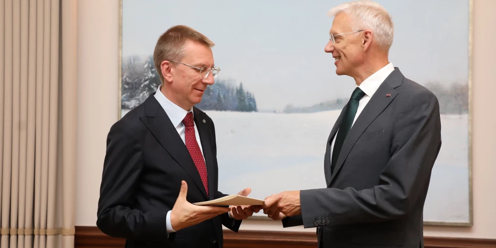 Valsts prezidents Edgars Rinkēvičs (no kreisās) tiekas ar Ministru prezidentu Krišjāni Kariņu Rīgas pilī.