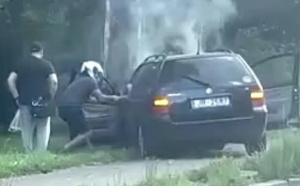 VIDEO: VW vadītājs Rīgā taranē visu pēc kārtas; aculiecinieki viņu izrauj no auto