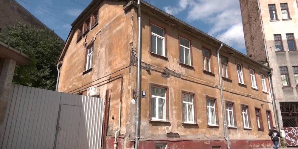 Здание на улице Элияс в Риге находится на грани обрушения.