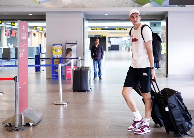 Latvijas vīriešu basketbola izlases spēlētājs Anžejs Pasečņiks lidostā "Rīga" pirms izlidošanas uz Taivānu, kur piedalīsies pārbaudes spēlēs pirms Pasaules kausa finālturnīra Džakartā.