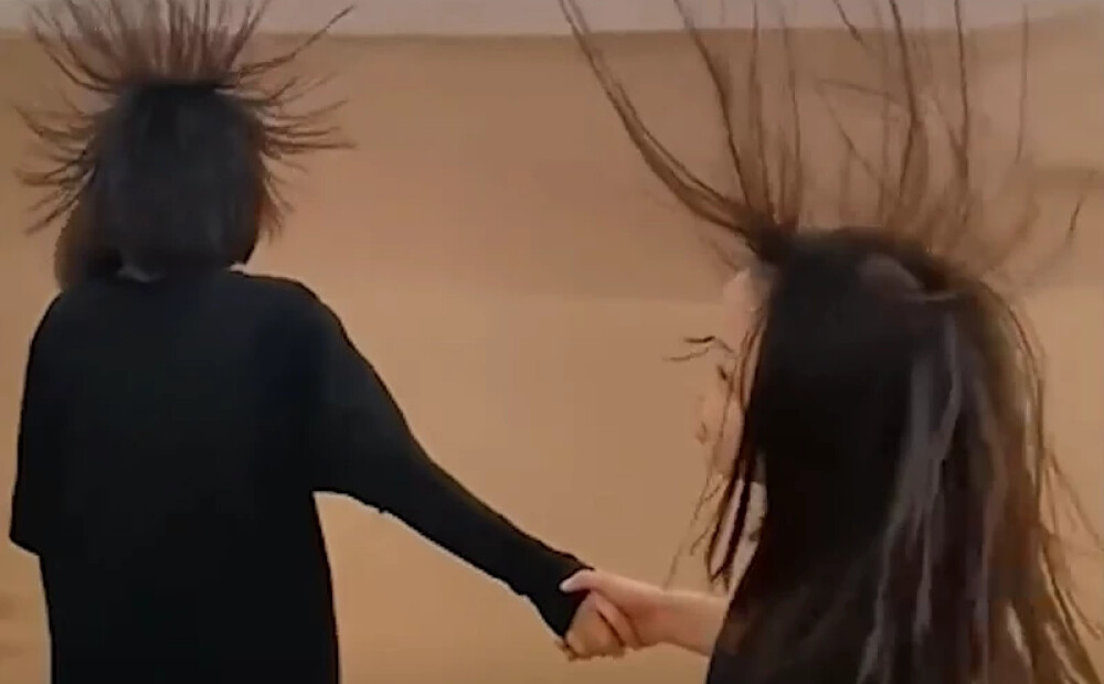 VIDEO: tūristiem Ķīnas tuksnesī mati ceļas stāvus, liecina par bīstamu iespēju