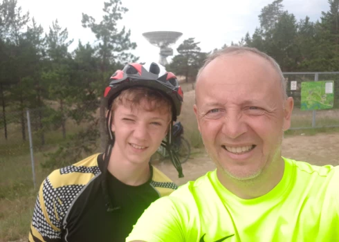 Netālu no Dižjūras krasta ar Irbenes radiolokatora antenu fonā.