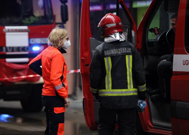 Purvciemā ugunsgrēkā gājuši bojā divi mazi bērni; policija sākusi kriminālprocesu