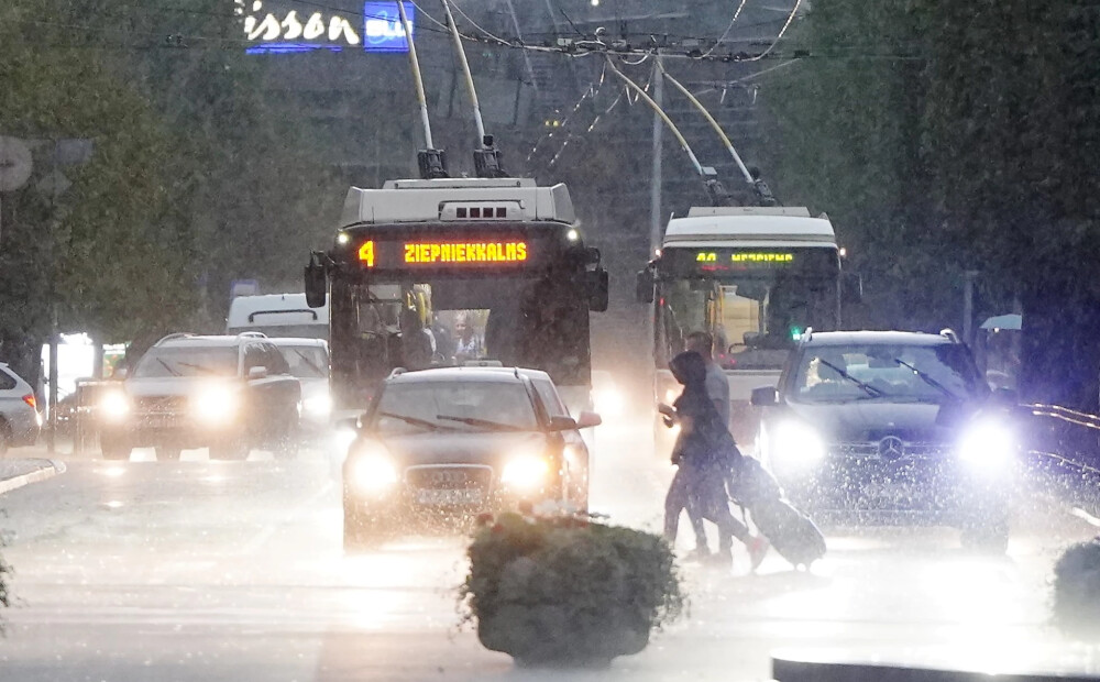 Rīgā lietus dēļ dažviet apstājusies sabiedriskā transporta kustība