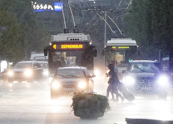 Rīgā lietus dēļ dažviet apstājusies sabiedriskā transporta kustība