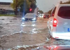 VIDEO & FOTO: applūdušas ielas un telpas, lauzti koki - cilvēki dalās ar lietusgāžu izraisītajiem postījumiem