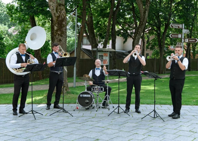 Turpinot tradīciju, arī šogad Rīgas dome godināja un sveica rīdzinieku ģimenes, kuras svin Zelta kāzas – laulību 50 gadu jubileju. Šīs ģimenes savu laulību ir reģistrējušas 1973. gadā.