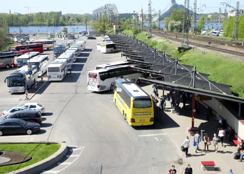 Šķēlem un Šleseram pastarpināti piederošais "Liepājas autobusu parks" turpina masveidā atcelt autobusu reisus