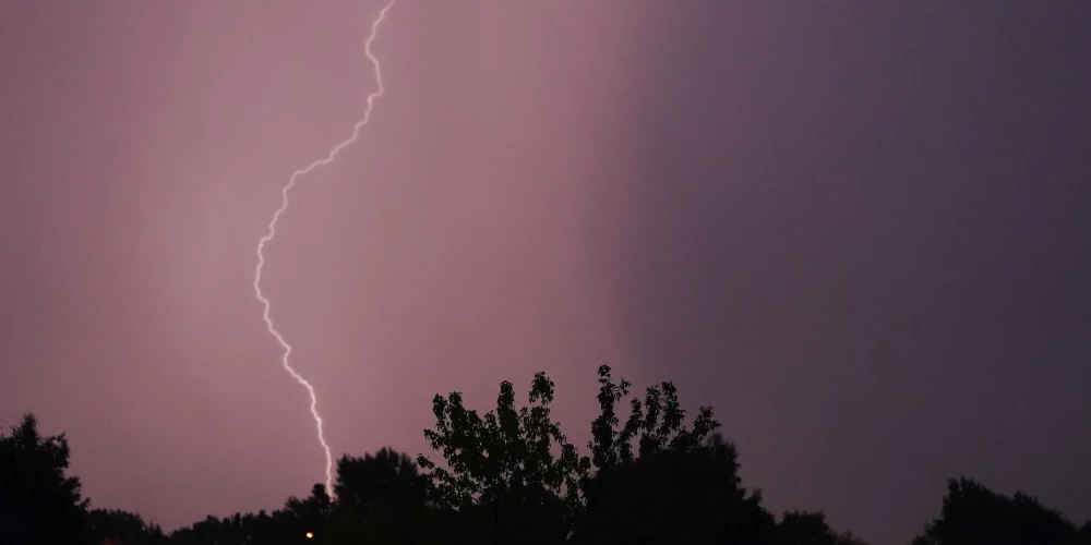 Spēcīgais negaiss izraisījis elektroapgādes traucējumus vēl apmēram 1200 "Sadales tīkls" klientiem