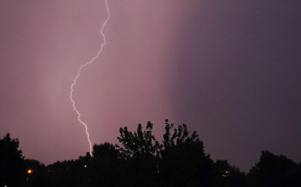 Spēcīgais negaiss izraisījis elektroapgādes traucējumus vēl apmēram 1200 