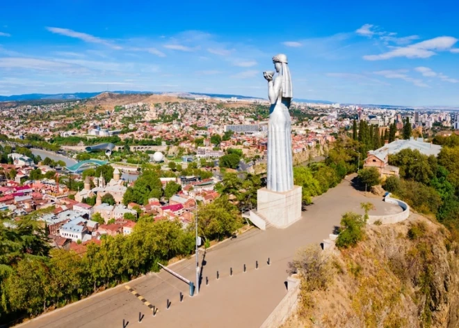 Россия очень надеялась, отколов Абхазию от Грузии, подчинить ее себе. Но маленькая гордая республика сделала так, что это Москва теперь ей во всем обязана