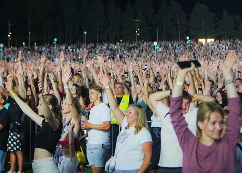 ФОТО: 20 000 человек в Межапарке насладились концертом проектов Mesa и Gacho