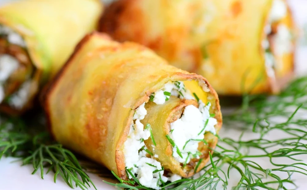 Изысканные кабачковые рулетики «Пальчики оближешь» - домашний рецепт с пошаговыми фото и секретом насыщенного вкуса Кабачковые рулетики «Пальчики оближешь» - рецепт с фото