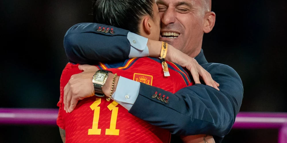 Spāņu uzvara nonāk skandāla ēnā - federācijas prezidents skūpsta futbolisti uz lūpām