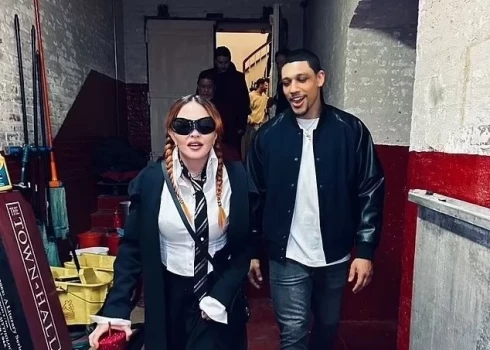 Madonna iepazīstina jauno rotaļu puisēnu bokseri Džošu Poperu ar savu dēlu Roko