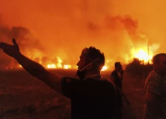 Grieķijā savvaļas ugunsgrēkos divi bojāgājušie