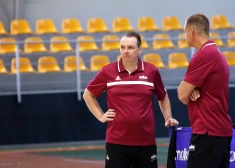 Mārtiņš Zībarts Latvijas sieviešu basketbola izlases treniņā.