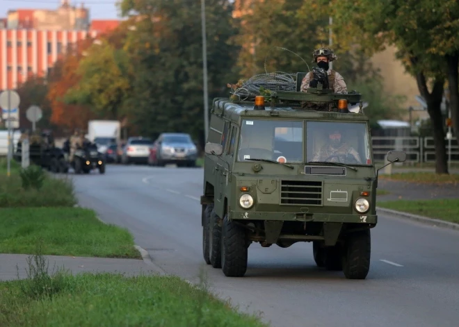 Вниманию жителей! Из-за военных учений в Риге ненадолго может быть перекрыто пешеходное движение