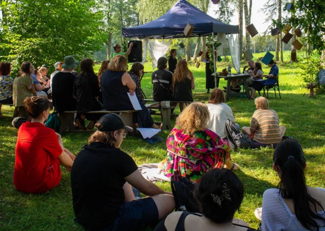 Šī gada 19. augstā norisinājās, “Kalāču” neformālās jauniešu grupas radītais, mūzikas, mākslas un pirmais dzejas festivāls Veidenfests.  Muzejs uz dienu kļuva par vietu, kur bohēmā un prāta brīvībā vienojās gan omītes, gan panki. Apmeklētājiem bija iespēja baudīt daudzveidīgu koncertprogrammu ar dažādu žanru un paaudžu mūziķiem: Juri Kulakovu un Ievu Akurateri ar leģendāro programmu – “Septiņas ar pus dziesmas ar Eduarda Veidenbauma vārdiem”, etno mūziķi Kārli Rudru Jirgenu ar meditatīvām skaņu gleznām, izcilo ģitāristu Reini Jauno, austriešu multinstrumentālistu Krisu Meju (Chriss May), folkpanku grupu “Grēcīgie partizāni” un citiem mūziķiem. Festivālā piedalījās dzejnieki un rakstnieki: Andris Akmentiņš, Ieva Melngalve, Agnese Rutkēviča, Māra Ulme, Rvīns Varde, Raimonds Ķirķis un Elīna Vendija Rībena. 